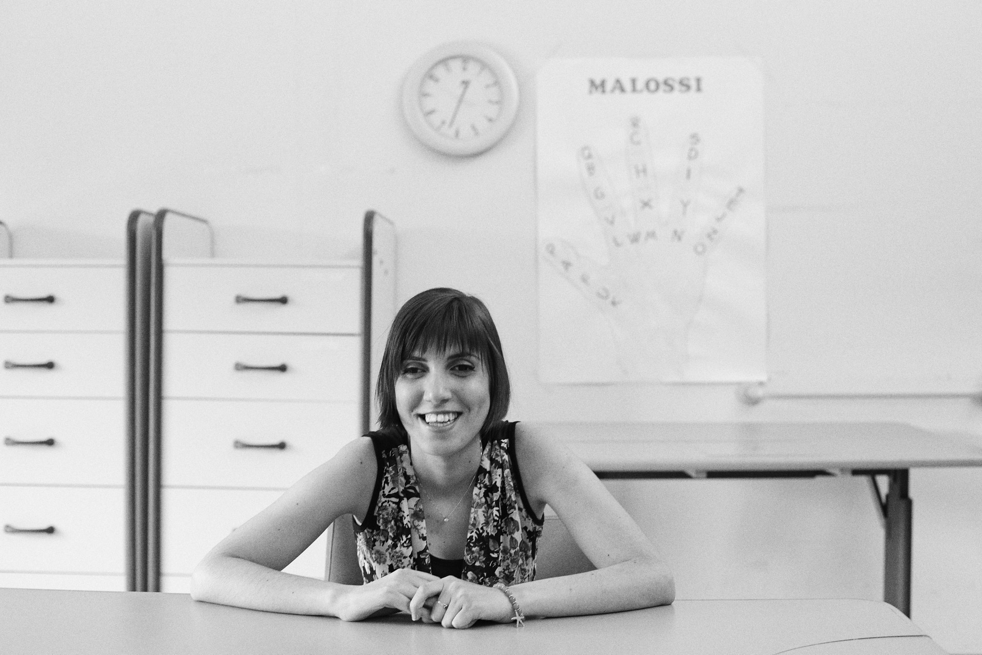 Francesca, giovane utente sordocieca seguita dal Centro di Lesmo, sorridente e in posa per la scattare questa foto in un ambiente della Lega del Filo d'Oro