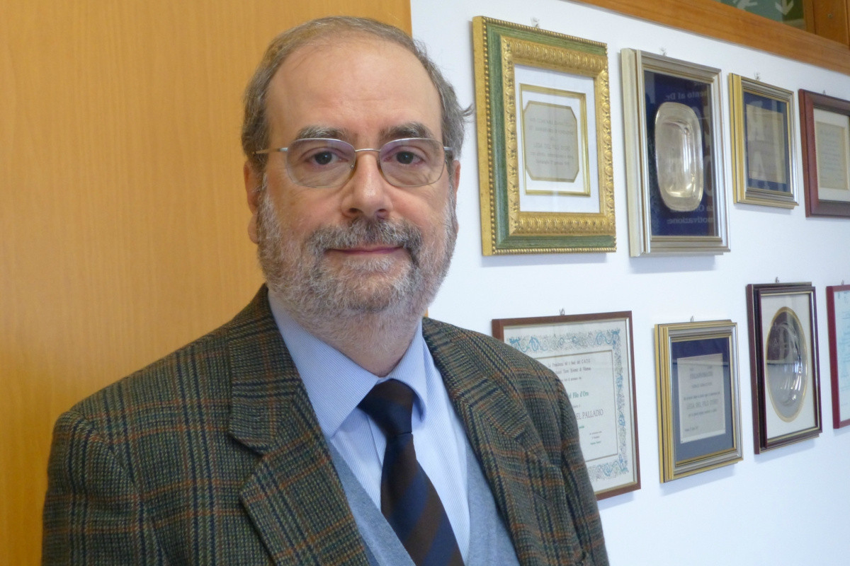 La foto ritrae il Presidente del Comitato Tecnico Scientifico ed Etico della Lega del Filo d’Oro che si occupa anche della formazione del personale, un lavoro complesso e delicato: perché ogni forma di conoscenza e di metodo trasmessi faranno la differenza nella vita delle persone con sordocecità e pluridisabilità psicosensoriale.