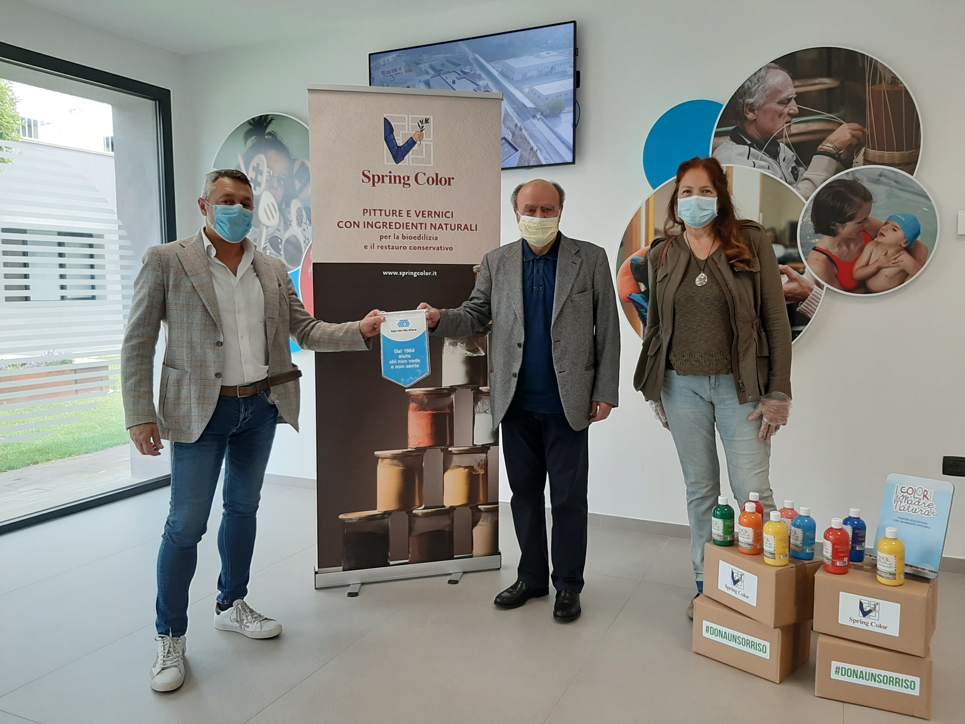 L'azienda Springcolor dona alla Lega del Filo d'Oro una fornitura di colori a tempera atossici, il Presidente li ricambia consegnando loro un gagliardetto della Fondazione