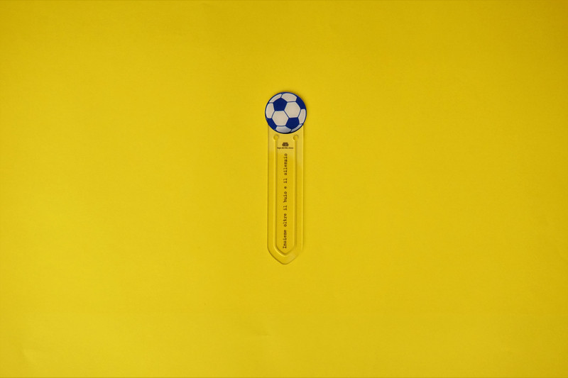 Bomboniera solidale segnalibro pallone Lega del Filo d'Oro per celebrare con solidarietà il battesimo, la nascita, la comunione di tuo figlio.