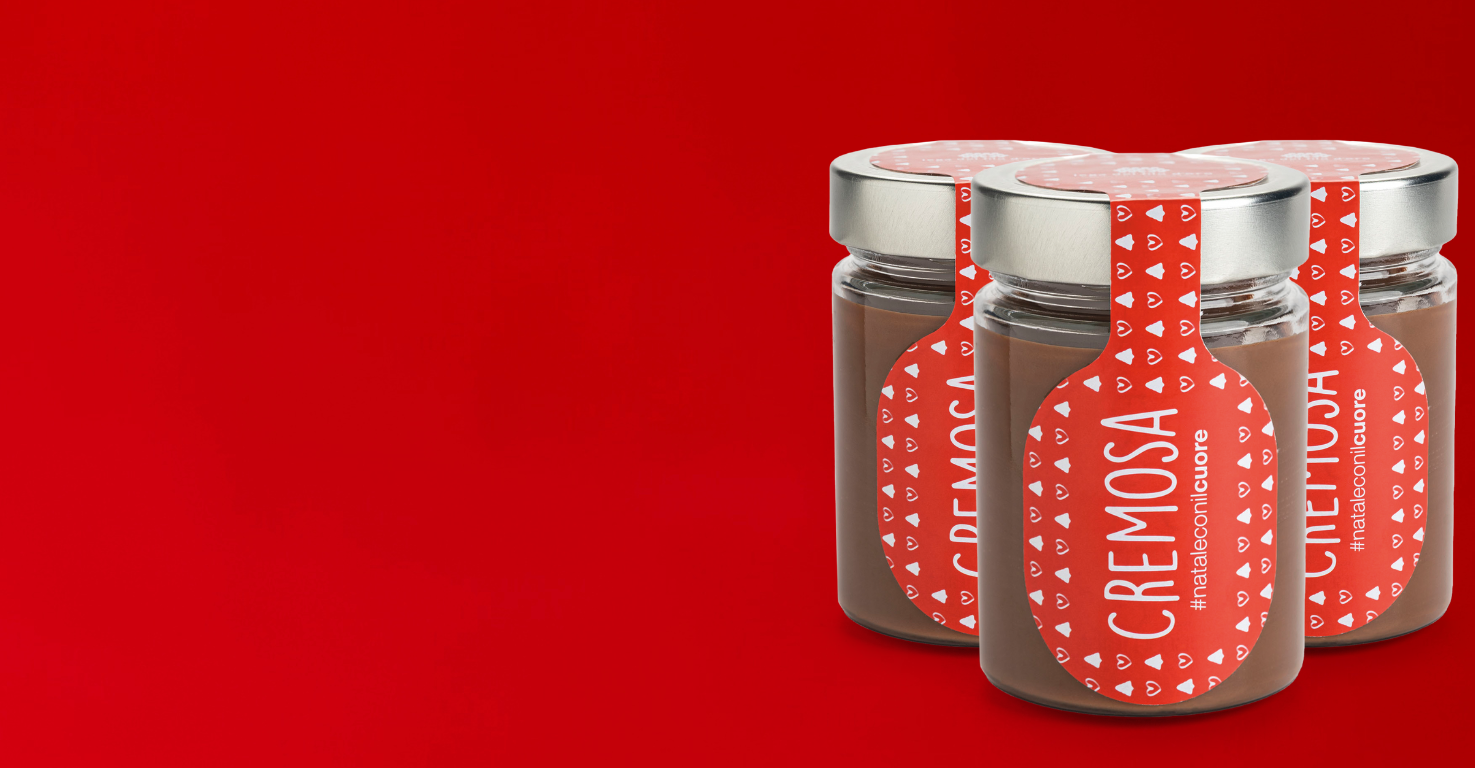 Foto su sfondo rosso di 3 barattoli di Cremosa al Gianduia, uno dei prodotti solidali ordinabili sul sito della Lega del Filo d'Oro