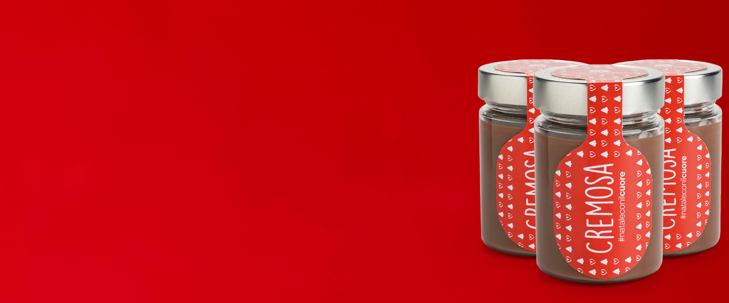 Foto su sfondo rosso di 3 barattoli di Cremosa al Gianduia, uno dei prodotti solidali ordinabili sul sito della Lega del Filo d'Oro