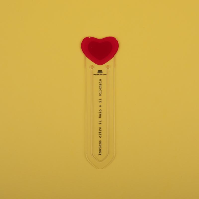 Bomboniera solidale segnalibro cuore Lega del Filo d'Oro per celebrare con solidarietà il battesimo, la nascita, la comunione, la cresima e la laurea.