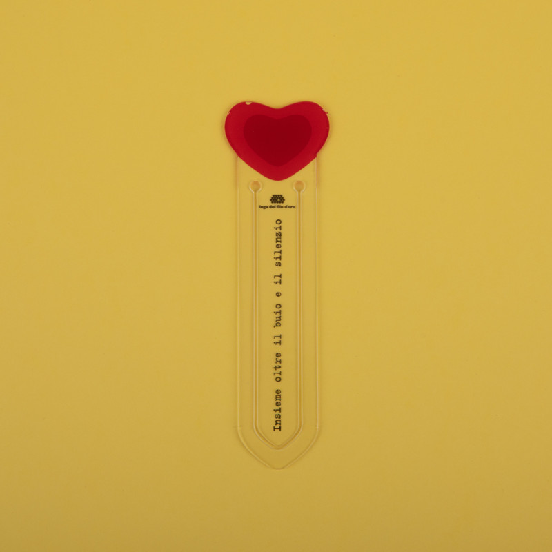 Bomboniera solidale segnalibro cuore Lega del Filo d'Oro per celebrare con solidarietà il battesimo, la nascita, la comunione, la cresima e la laurea.