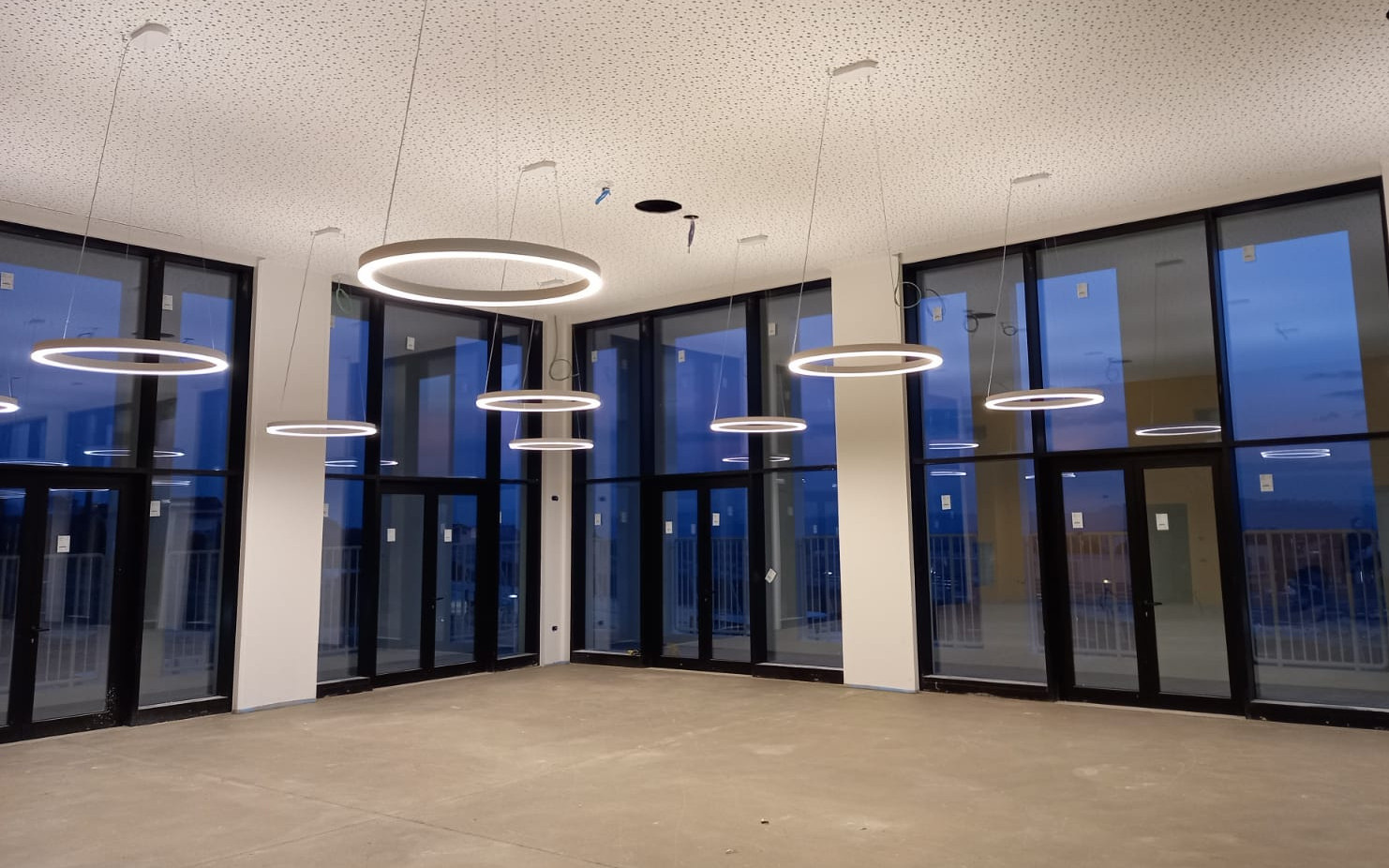 Cantiere del Secondo Lotto del Centro Nazionale di Osimo: veduta interna della sala mensa. L'ambiente è completato ma privo degli arredi, quali tavoli e sedie.