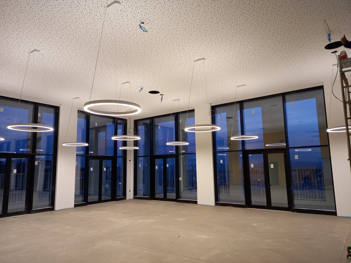 Cantiere del Secondo Lotto del Centro Nazionale di Osimo: veduta interna della sala mensa. L'ambiente è completato ma privo degli arredi, quali tavoli e sedie.