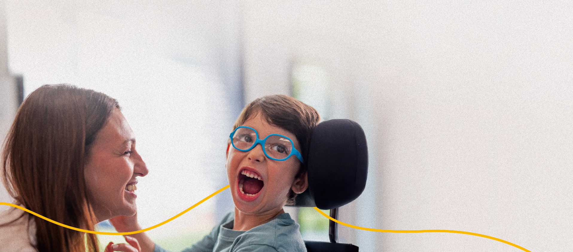 Nicola, bambino in sedia a rotelle con occhiali azzurri, accarezza il volto sorridente di Flavia, volontaria della Lega del Filo d'Oro. Un filo dorato grafico li collega, simbolo di solidarietà e amore.