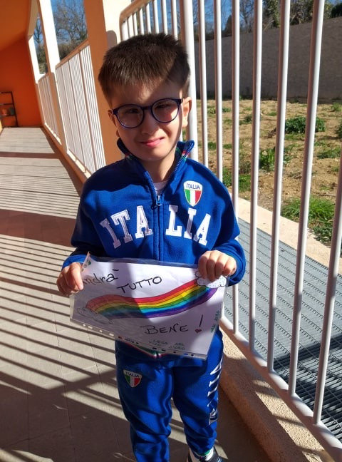 Biagio Luigi in posa con il cartello "andrà tutto bene" durante la pandemia di Coronavirus di marzo 2020