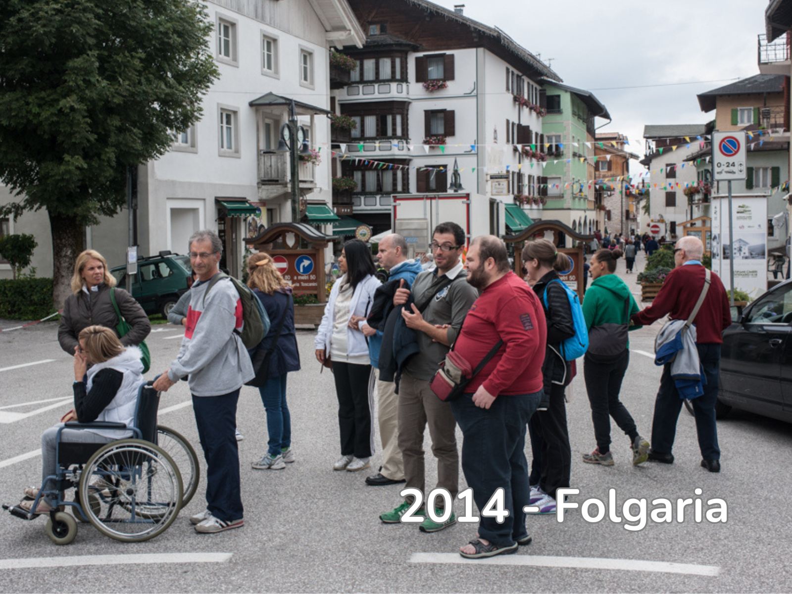 Foto di gruppo degli utenti e volontari durante i soggiorni estivi a Folgaria nel 2014