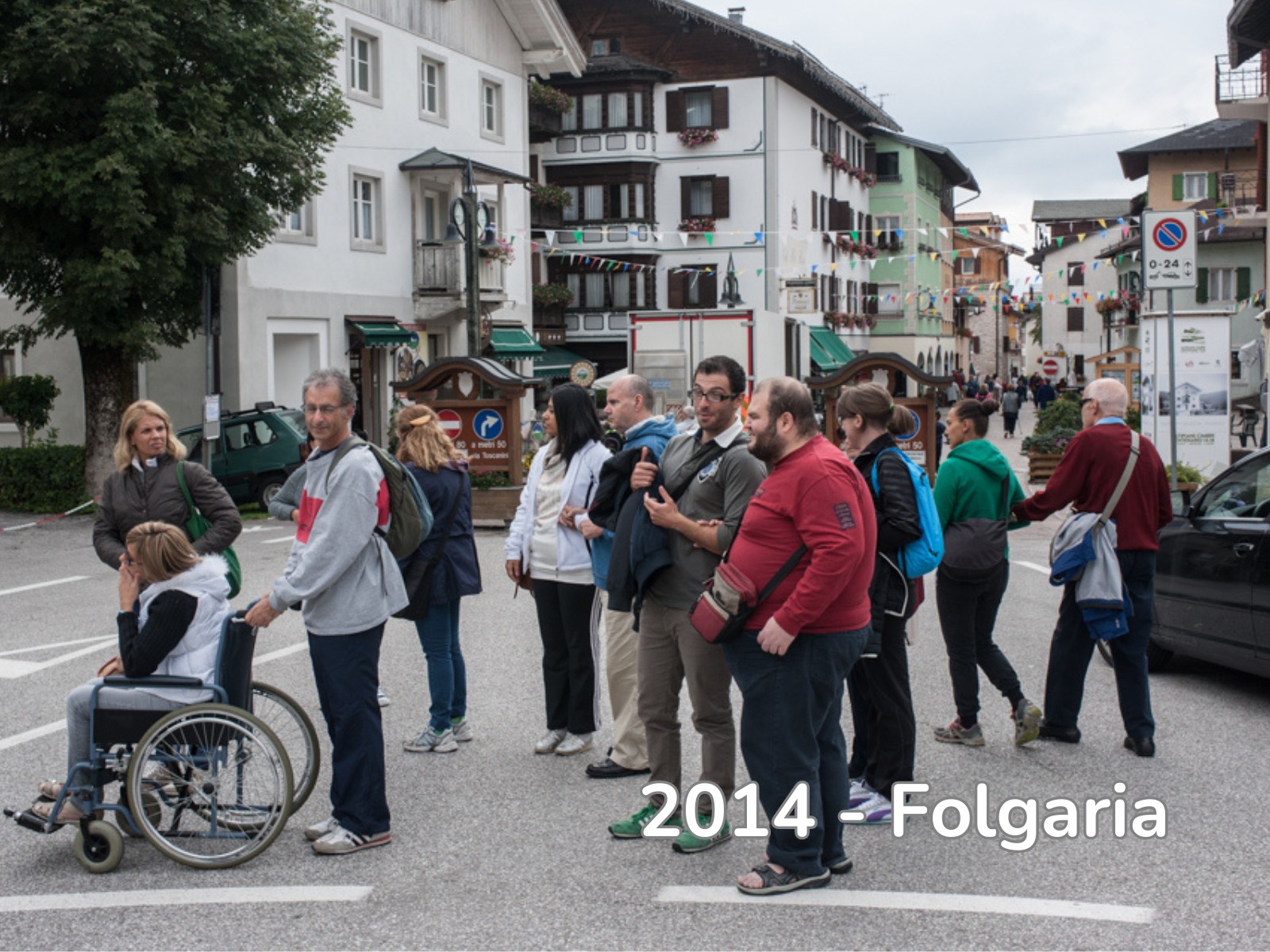 Foto di gruppo degli utenti e volontari durante i soggiorni estivi a Folgaria nel 2014