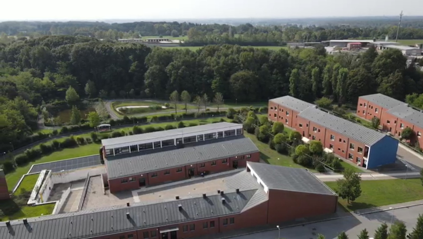 Veduta dall'alto del centro di Lesmo: si vedono l'edificio dedicato a palestra e piscina, quello riservato alla mensa, e due dei tre edifici residenziali, oltre all'ampio giardino circostante