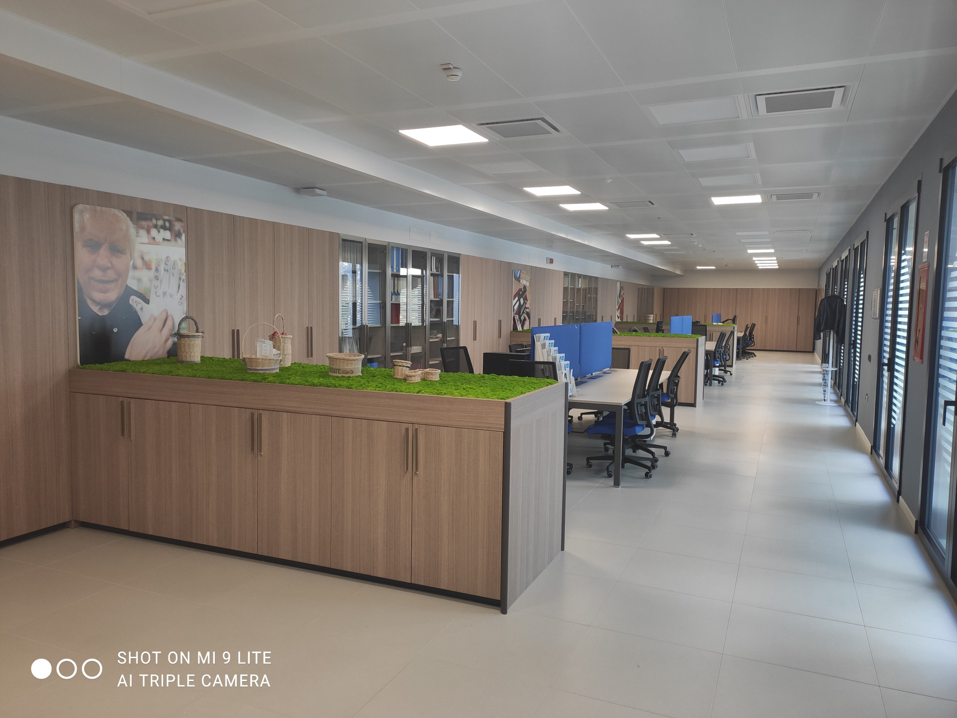 Centro Documentazione: la biblioteca del Centro Nazionale. Un ampio e luminoso ambiente con diverse postazioni con scrivanie per la consultazione dei testi