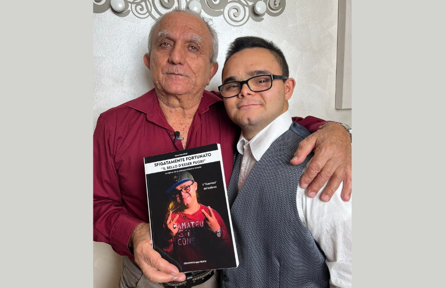 Marco Baruffaldi e il suo papà con in mano il libro "sfigatamente fortunato"