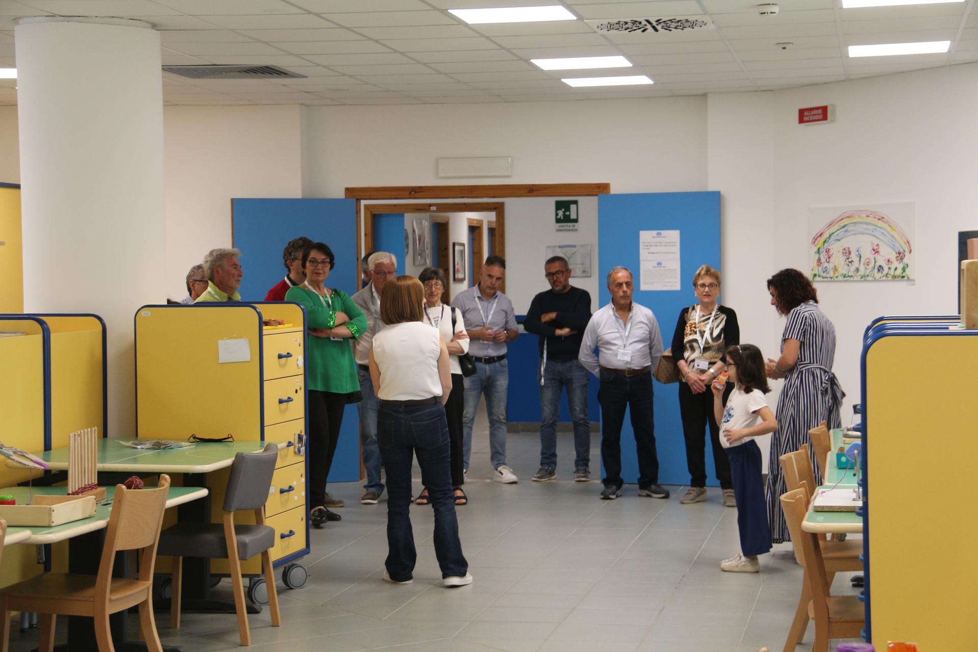 Le sedi presenti sul Territorio Nazionale della Lega del Filo d'Oro hanno aperto le loro porte in occasione della Giornata del Sostenitore: i sostenitori hanno potuto visitare i centri. Un evento per ringraziarli per l’affetto e il supporto importante che dimostrano nei confronti di chi non vede e non sente. Gruppo di persone che visitano le aule di laboratorio.