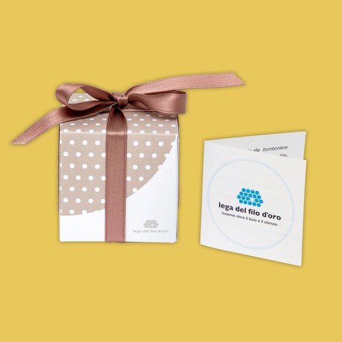 Bomboniera Pastello color Tortora. Bomboniera cubiche in cartoncino bianco decorata con stampa tortora a pois bianchi e fiocchetto in raso in tinta. Accompagnata da bigliettino personalizzato 27
