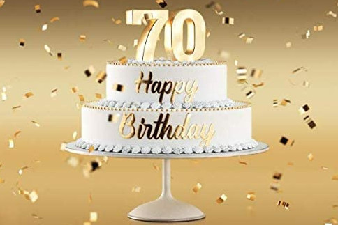 Nell'imamgine c'è una torta per un 70° compleanno con la scritta 70 Happy birthday