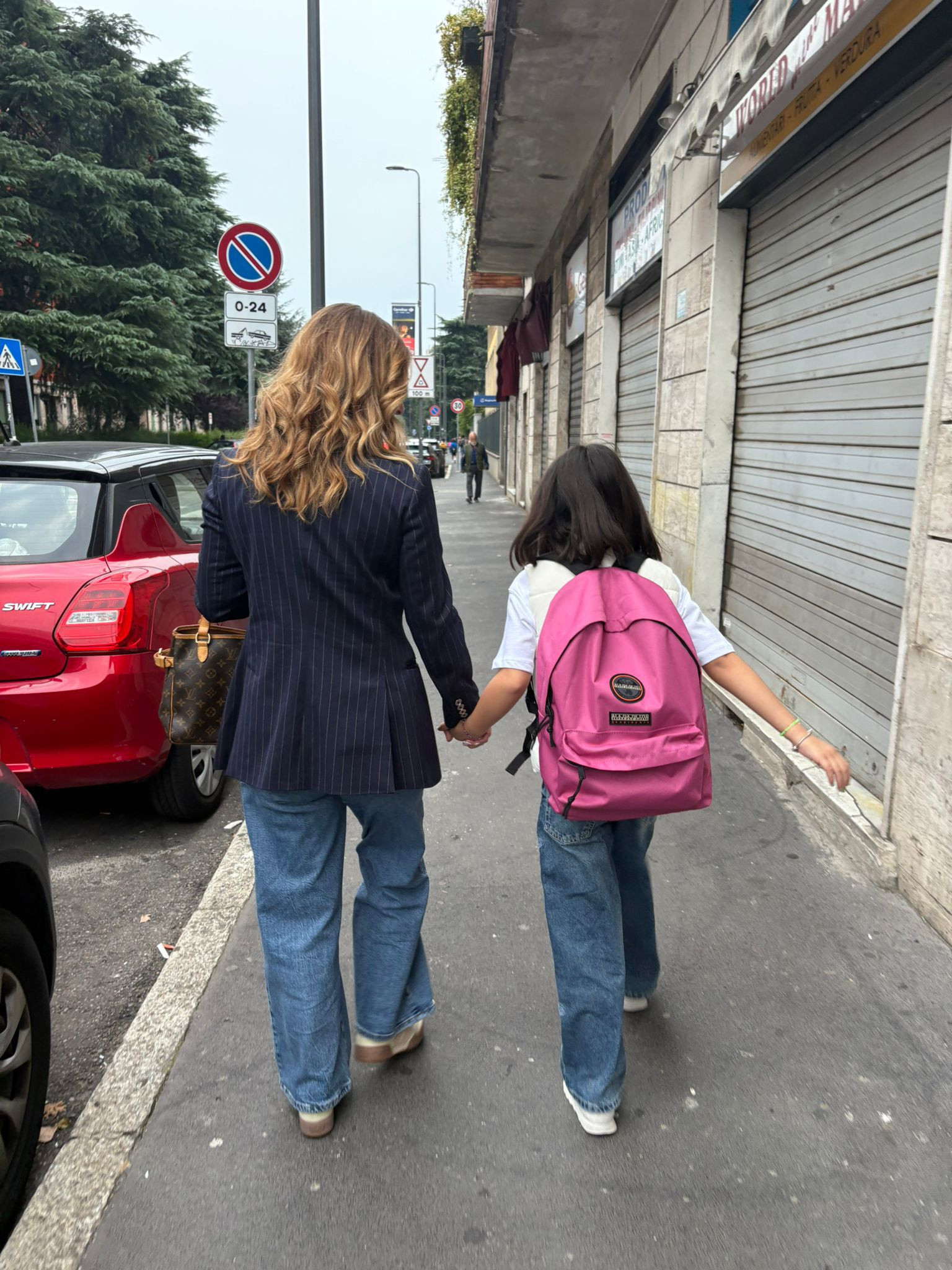 Giulia, per mano con la mamma, direzione scuola