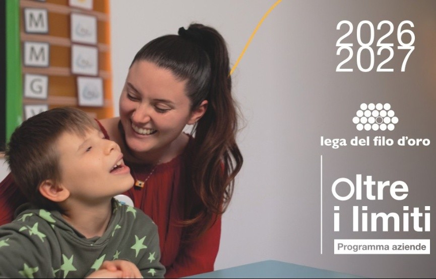 Fotografia del catalogo dedicato al programma aziendale “Oltre i Limiti” della Lega del Filo d’Oro. In copertina un bambino utente della Fondazione insieme a un’operatrice.