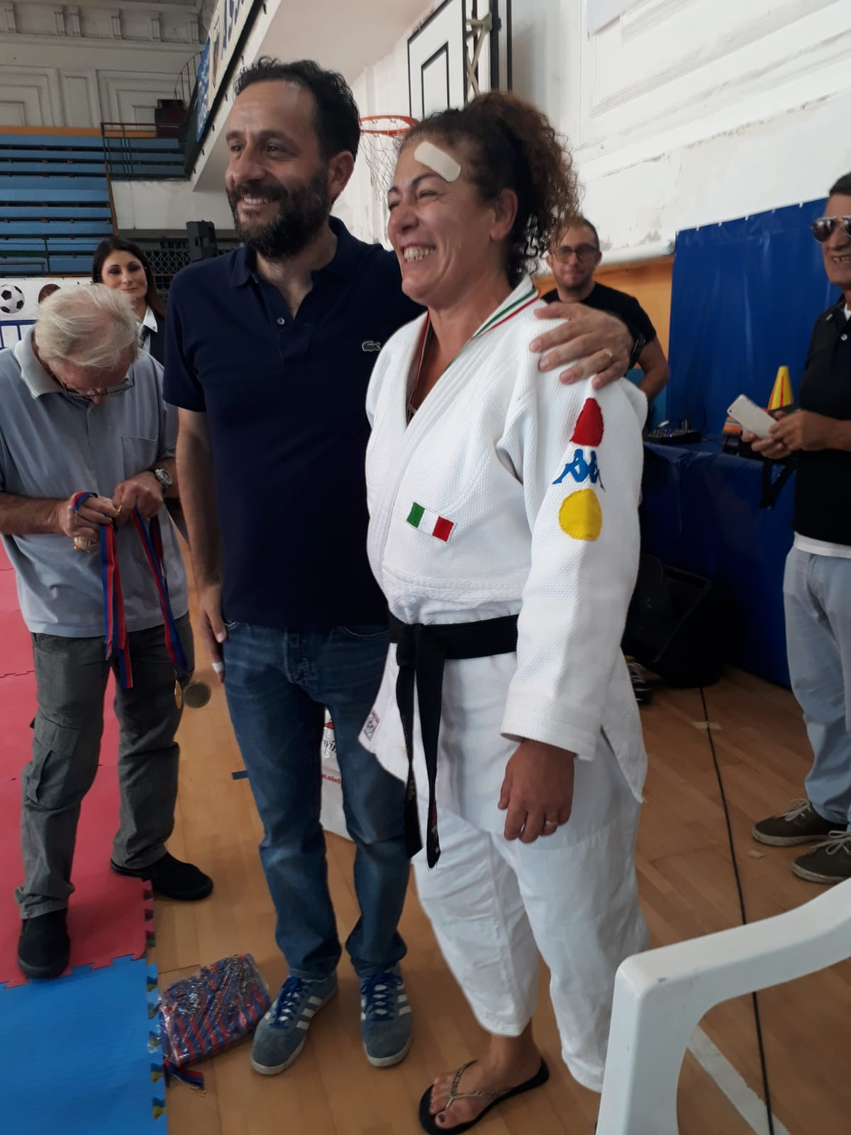Matilde vestita da Judoka con la divisa bianca e la cintura nera sorride