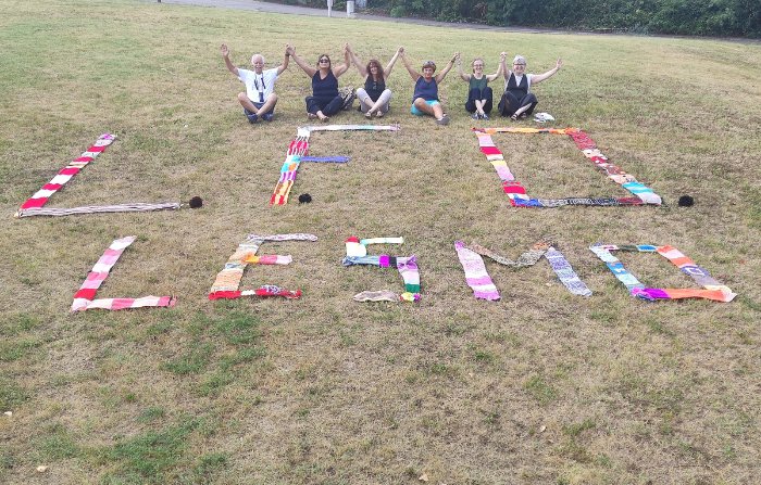 Prato con la scritta LFO LESMO realizzata con decorazioni all'uncinetto per il progetto yarn bombing