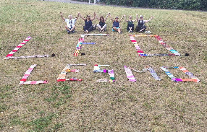 Prato con la scritta LFO LESMO realizzata con decorazioni all'uncinetto per il progetto yarn bombing