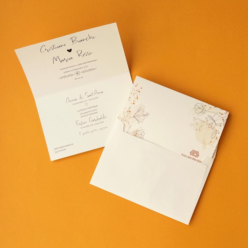 Partecipazione in cartoncino pregiato pieghevole: sulla faccia esterna si trova una stampa floreale in toni caldi mentre all'interno sono scritti i nomi degli sposi, data e luogo del matrimonio, e l'invito alla festa. Completa di busta bianca