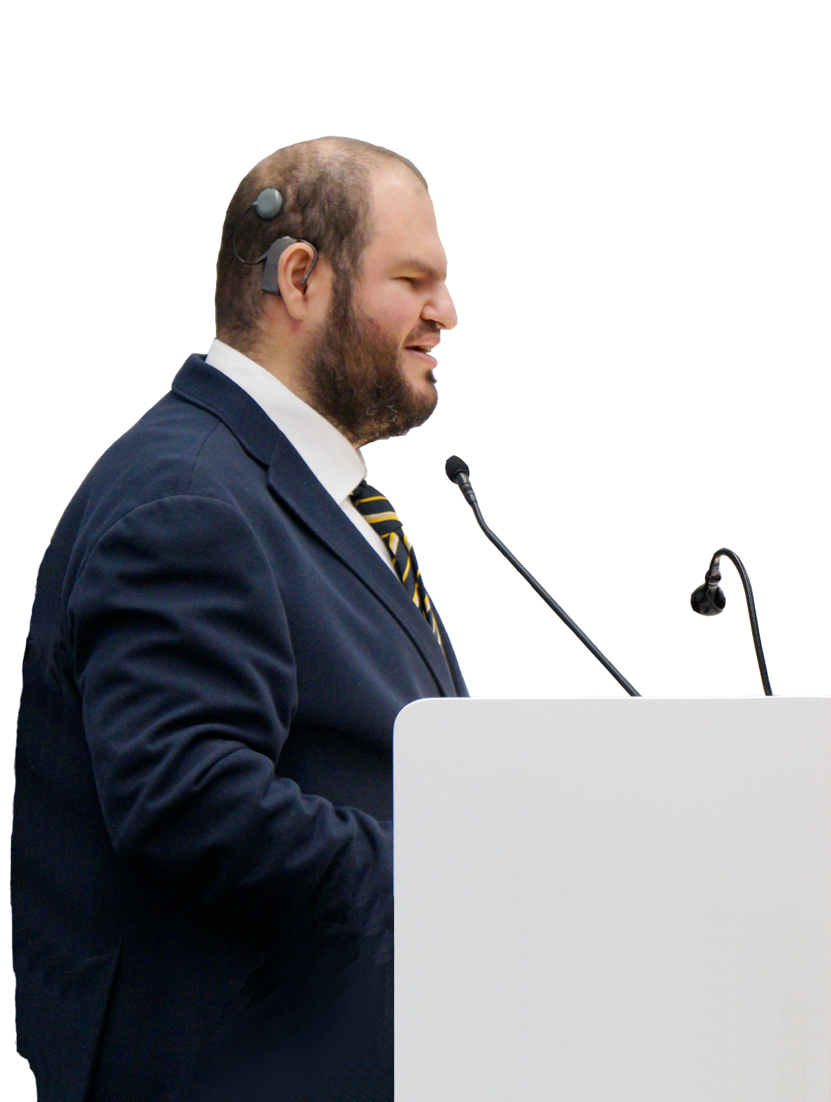 Francesco Mercurio, Presidente del Comitato delle Persone Sordocieche, è in piedi davanti a un piedistallo con due microfoni. È vestito in modo formale.