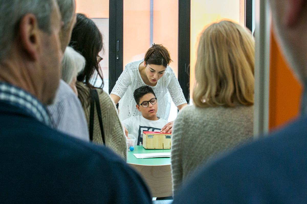 Giornata del Sostenitore - Il piccolo Domenico svolge attività riabilitative con la sua educatrice mentre i sostenitori in visita osservano