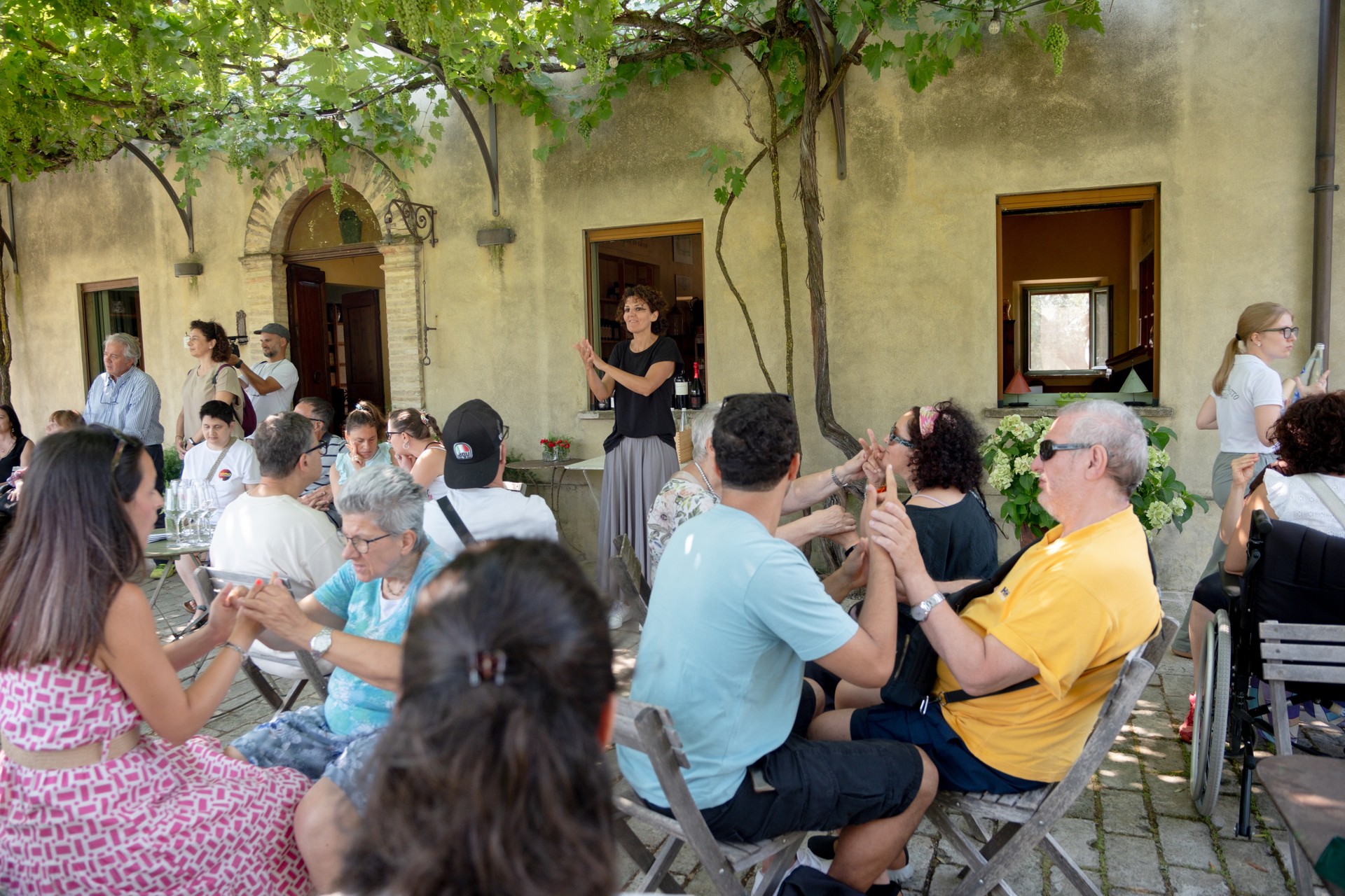 Durante i soggiorni estivi spesso sono organizzate delle visite guidate in un Centro Storico vicino o da un produttore locale per esperienze sensoriali