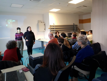 Persone sedute in sala nella Sede Territoriale di Roma