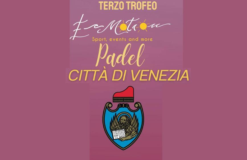 Lcoadina Evento Padel Città di Venezia. Terzo Trofeo. Presente il logo-scudo della città, un leone alato d'oro che tiene un libro aperto con la scritta "PAX TIBI MARCE EVANGELISTA MEUS", il tutto spesso rappresentato su uno sfondo blu.