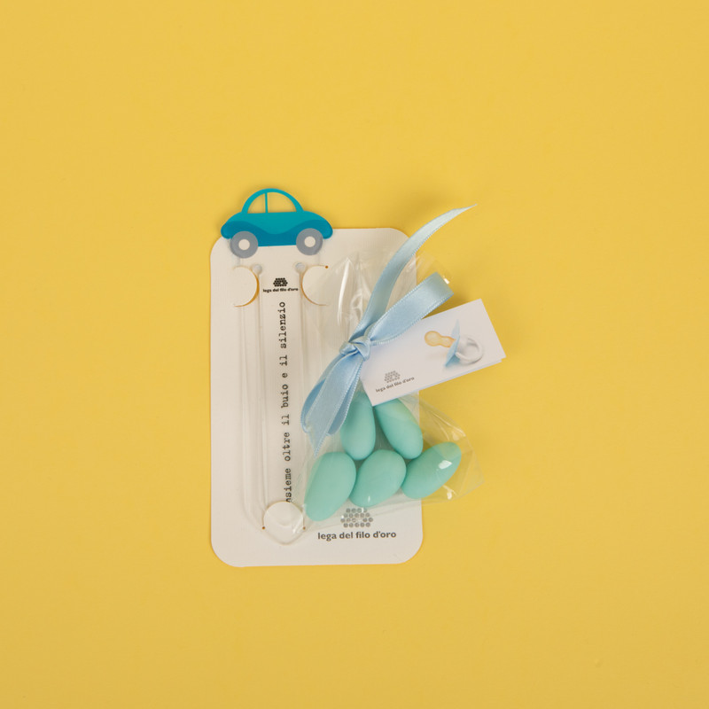 Bomboniera solidale segnalibro auto Lega del Filo d'Oro per celebrare con solidarietà il battesimo, la nascita, la comunione di tuo figlio.