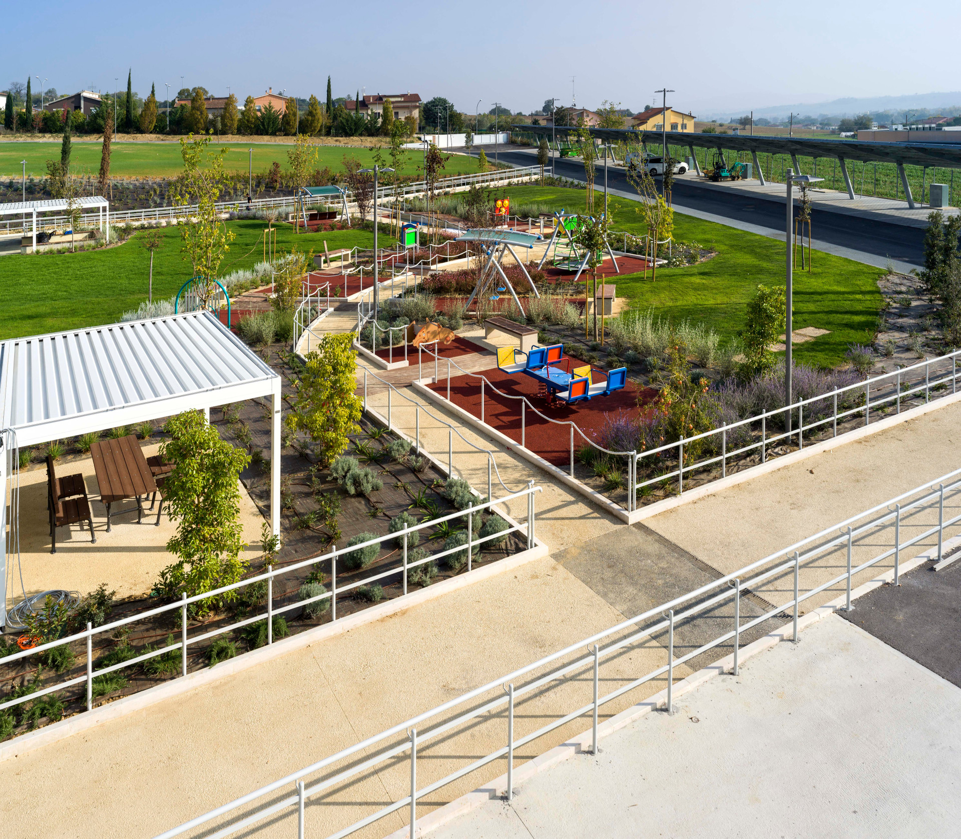Vista dall'alto della nuova area verde del Centro Nazionale di Osimo, nella quale è presente un percorso sensoriale, area giochi e una pergola bioclimatica con tavoline e panchine