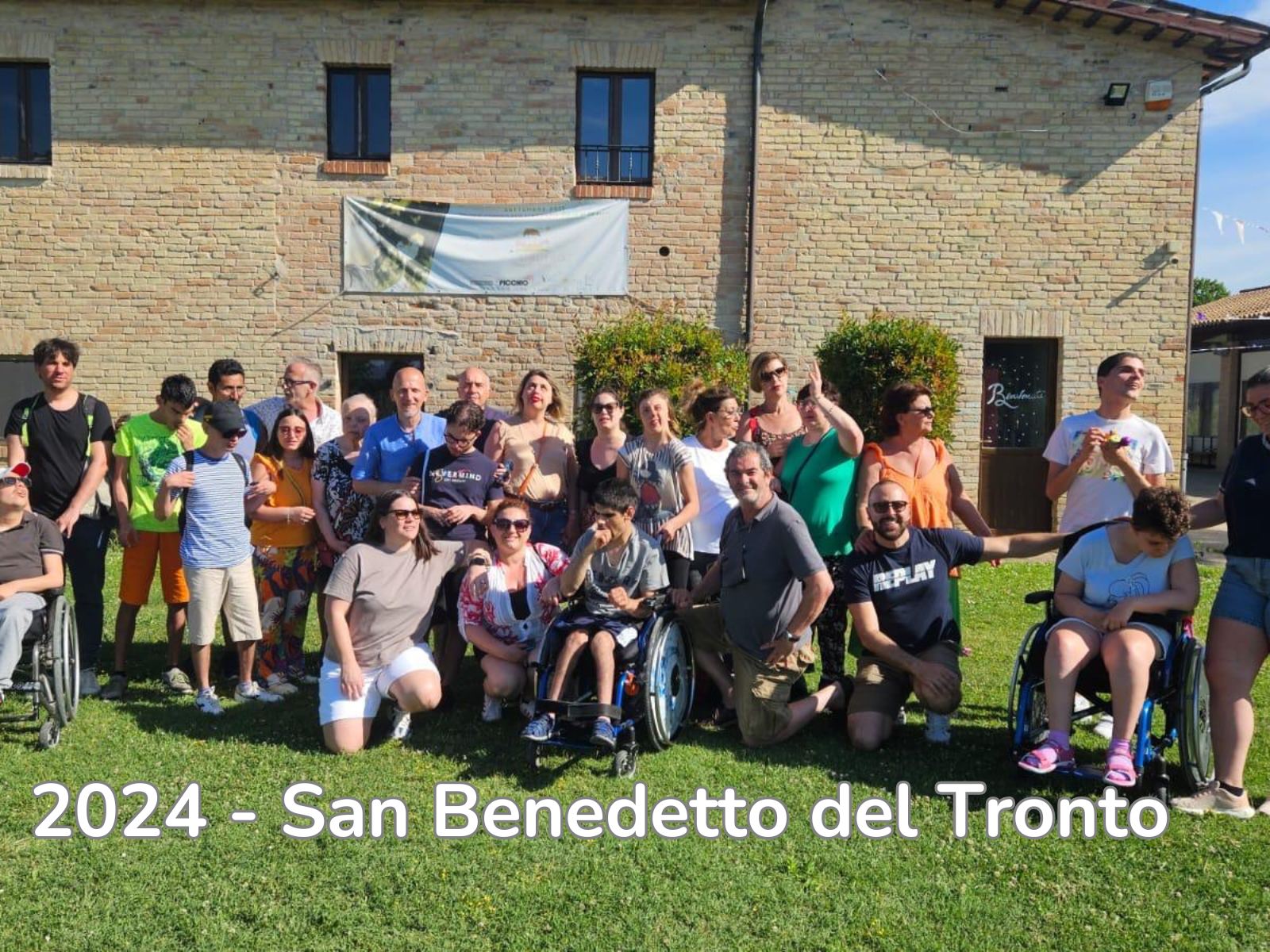 Foto di gruppo degli utenti e volontari durante i soggiorni estivi a San Benedetto del Tronto nel 2024