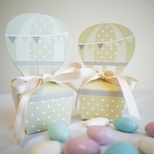 Bomboniera Mongolfiera Lega del Filo d'Oro. Portaconfetti in cartoncino sagomato a mongolfiera, color grigio-tortora, con fiocchetto in raso avorio 63