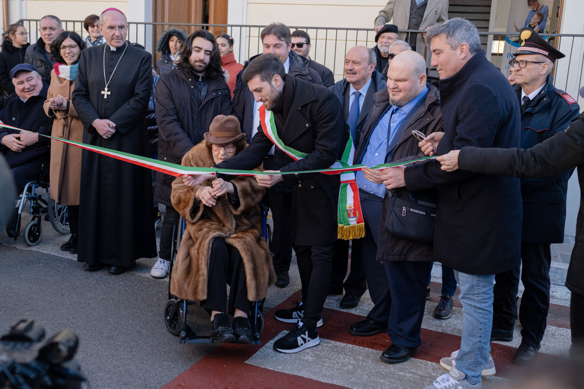 Inaugurazione del Centro Studi Sabina Santilli e nuova Sede Territoriale a San Benedetto dei Marsi in Abruzzo. Le varie istituzioni del Paese insieme al Presidente Rossano Bartoli, Francesco Mercurio sono intorno a Loda Santilli, sorella di Sabina, che taglia il nastro