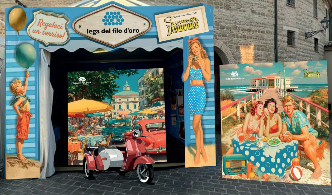 Stand della Lega del Filo d’Oro allestito per il Summer Jamboree in Piazza del Duca a Senigallia. La struttura, decorata in stile anni ’50, presenta pannelli illustrati, il logo dell’associazione, una motocicletta d’epoca e scenografie colorate ispirate all’atmosfera del festival.