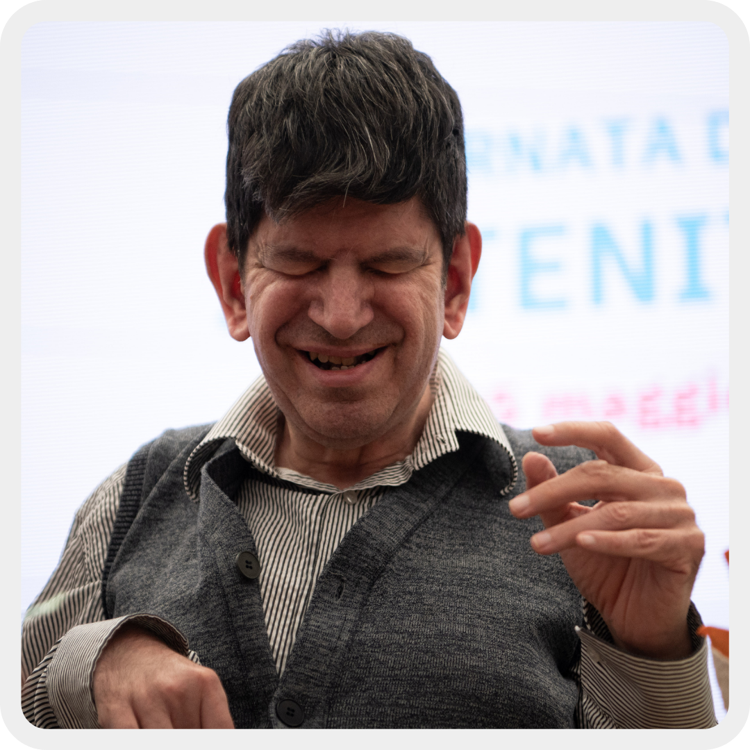 Angelo, utente residenziale del Centro Nazionale di Osimo, sorride mentre gli scattano la foto.