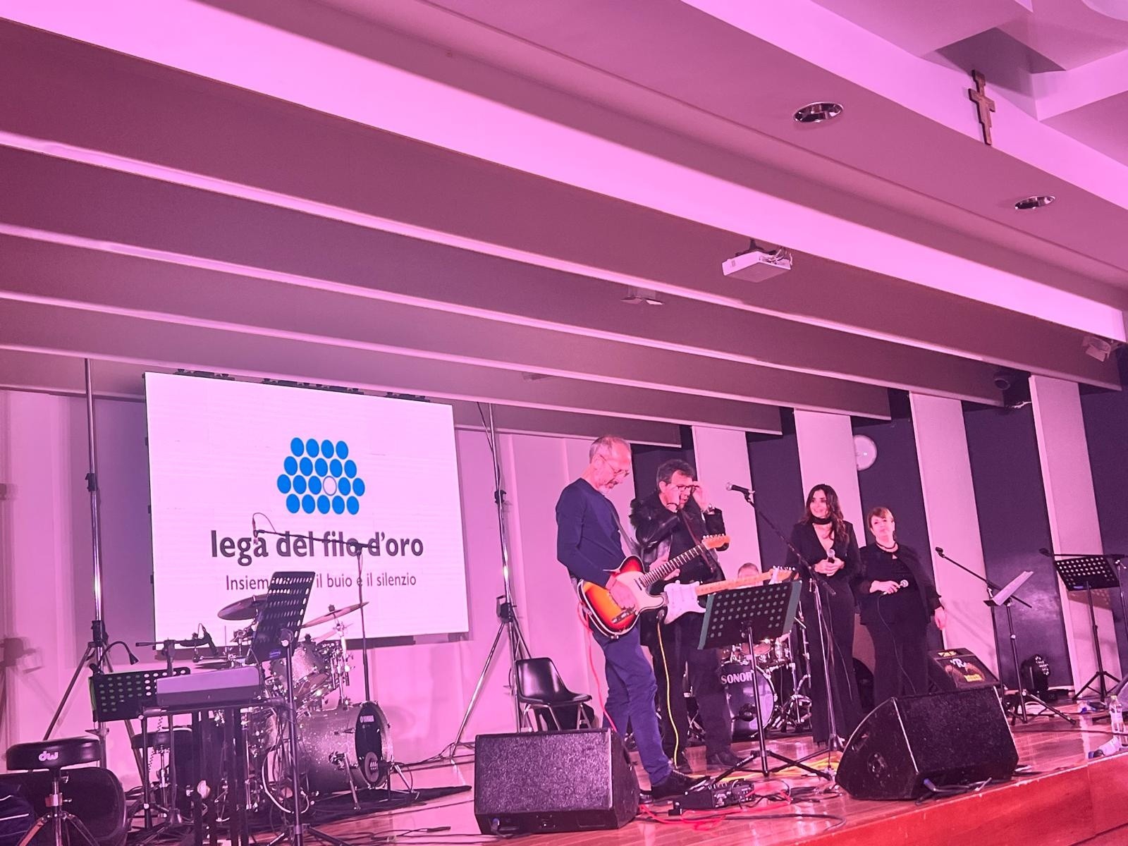 La band è sul palo che suona al concerto "Note d’Amore" a favore del Servizio Territoriale di Molfetta