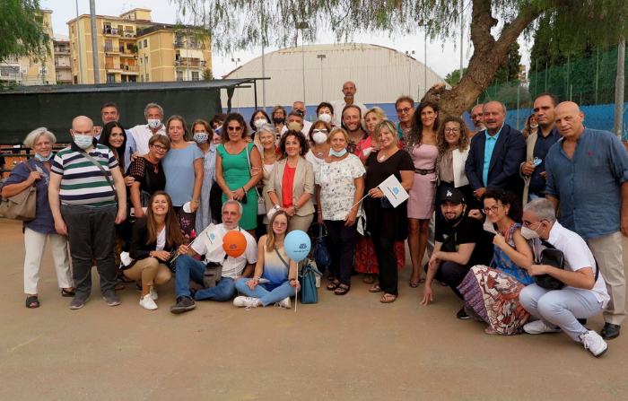 Foto di gruppo all'esterno per festeggiare i traguardi raggiunti da Matilde Lauria