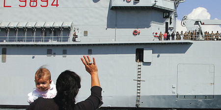 2006+-+Da+Brindisi%2c+la+partenza+delle+navi+militari+dirette+in+Libano
