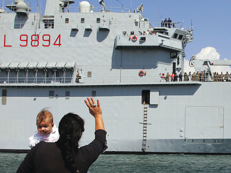 2006+-+Da+Brindisi%2c+la+partenza+delle+navi+militari+dirette+in+Libano
