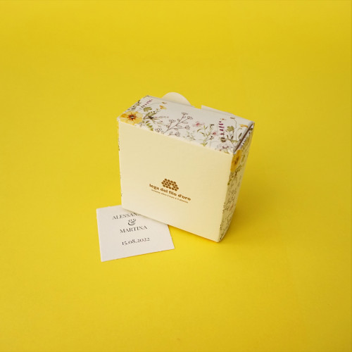 Bomboniera Floreale Lega del Filo d'Oro, in cartoncino bianco con una fantasia a fiori di campo e una romantica chiusura a cuore. Accompagnata da bigliettino personalizzabile 20
