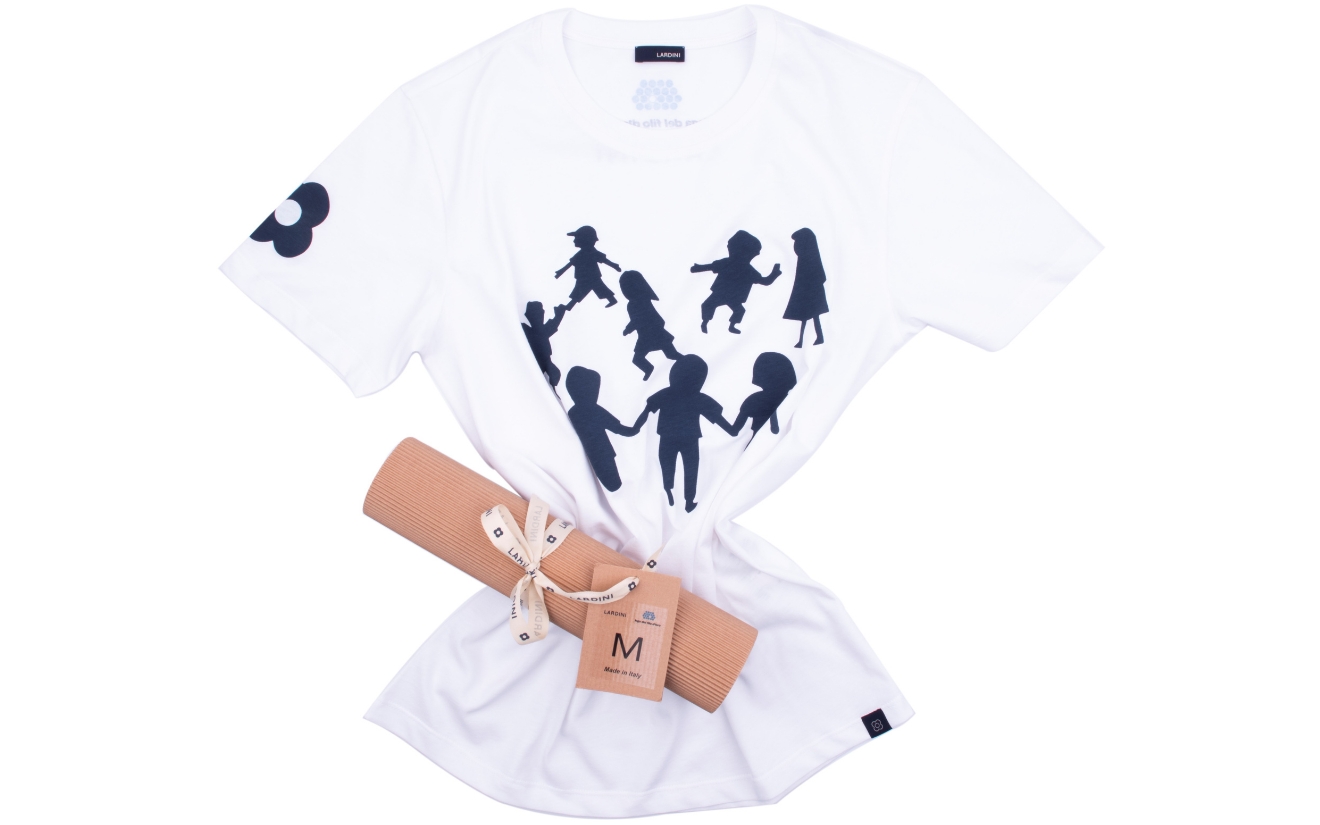 T-shirt Lardini realizzata da Clio Moretti Lardini e raffigurante 8 bambini che giocano. T-shirt realizzata per il progetto Laboratorio del Filato per una partnership con la Fondazione Lega del Filo d'Oro