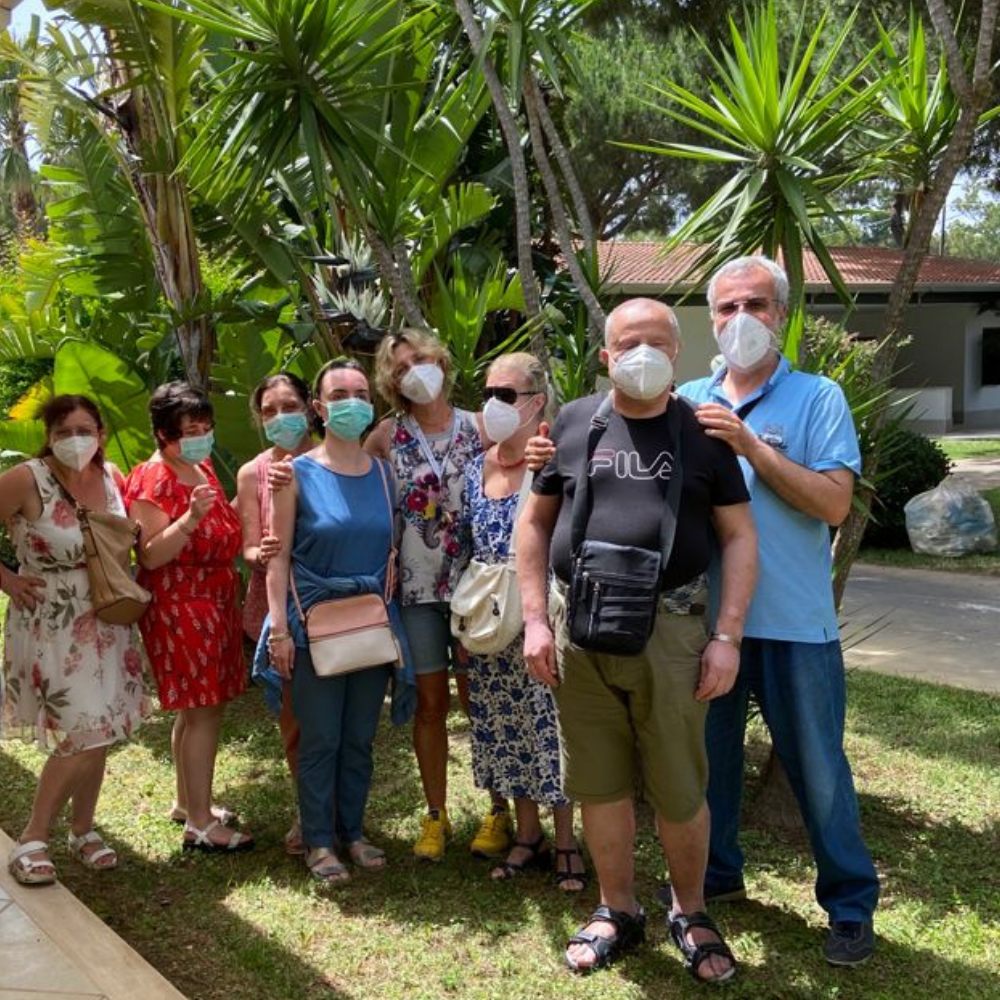 Soggiorno estivo degli ospiti della sede di Napoli. Il gruppo posa all'aperto e indossano tutti le mascherine ffp2