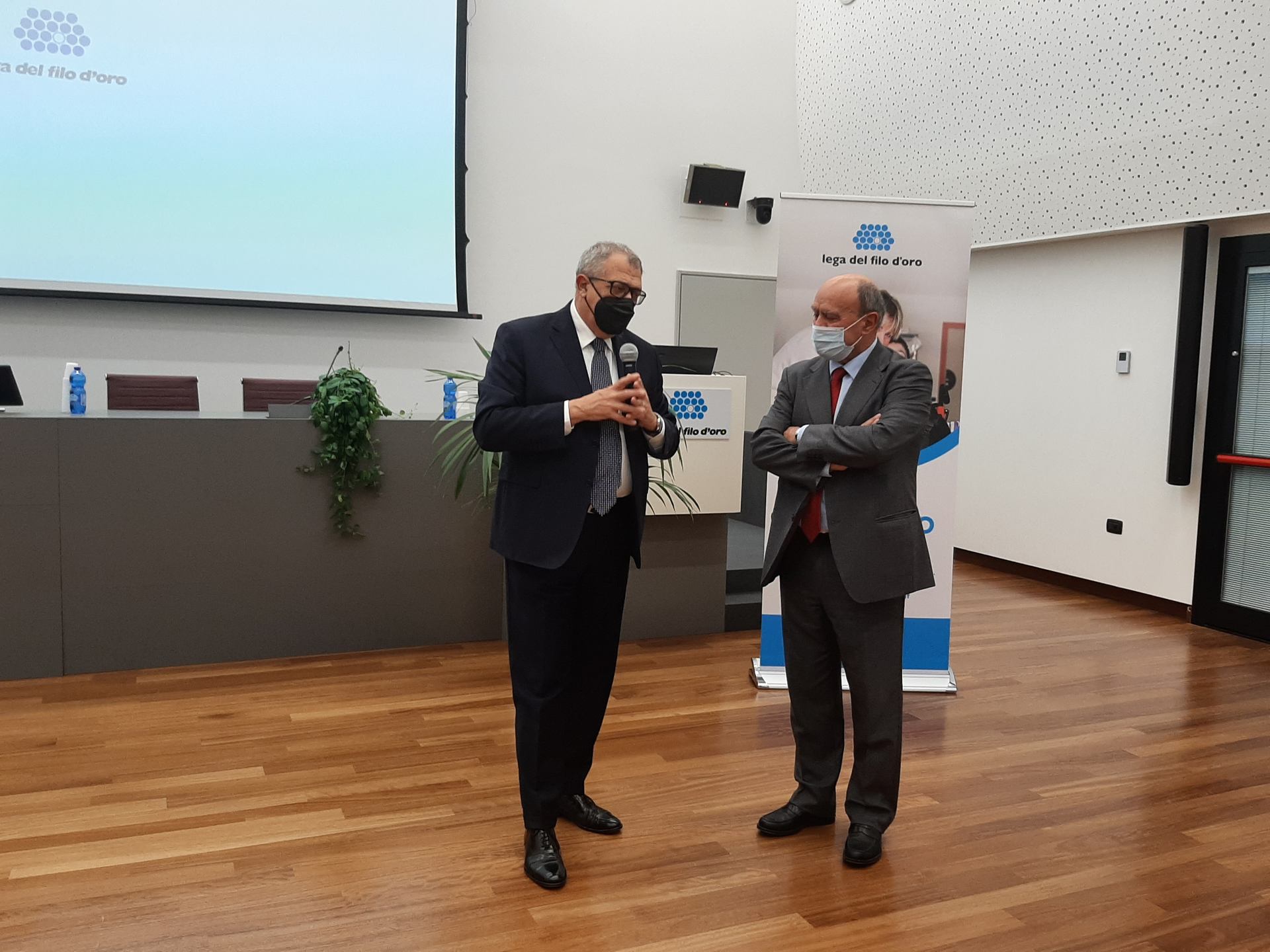 Il Prefetto dott. Darco Pellos visita la Lega e interviene al microfono insieme al Presidente Bartoli