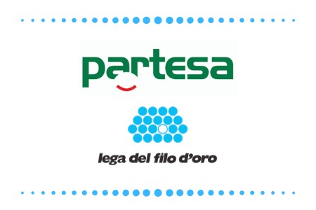 Logo di Partesa, con scritta verde e dettaglio bianco e rosso, sopra al logo della Lega del Filo d'Oro, formato da tanti pallini azzurri e scritta nera.