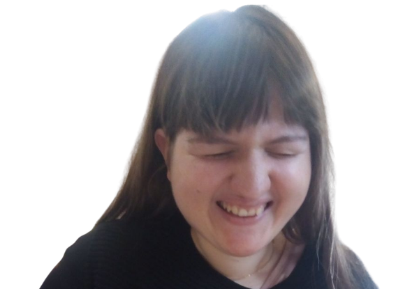 Immagine senza sfondo di Giona, sorridente mentre sfoglia un libro.