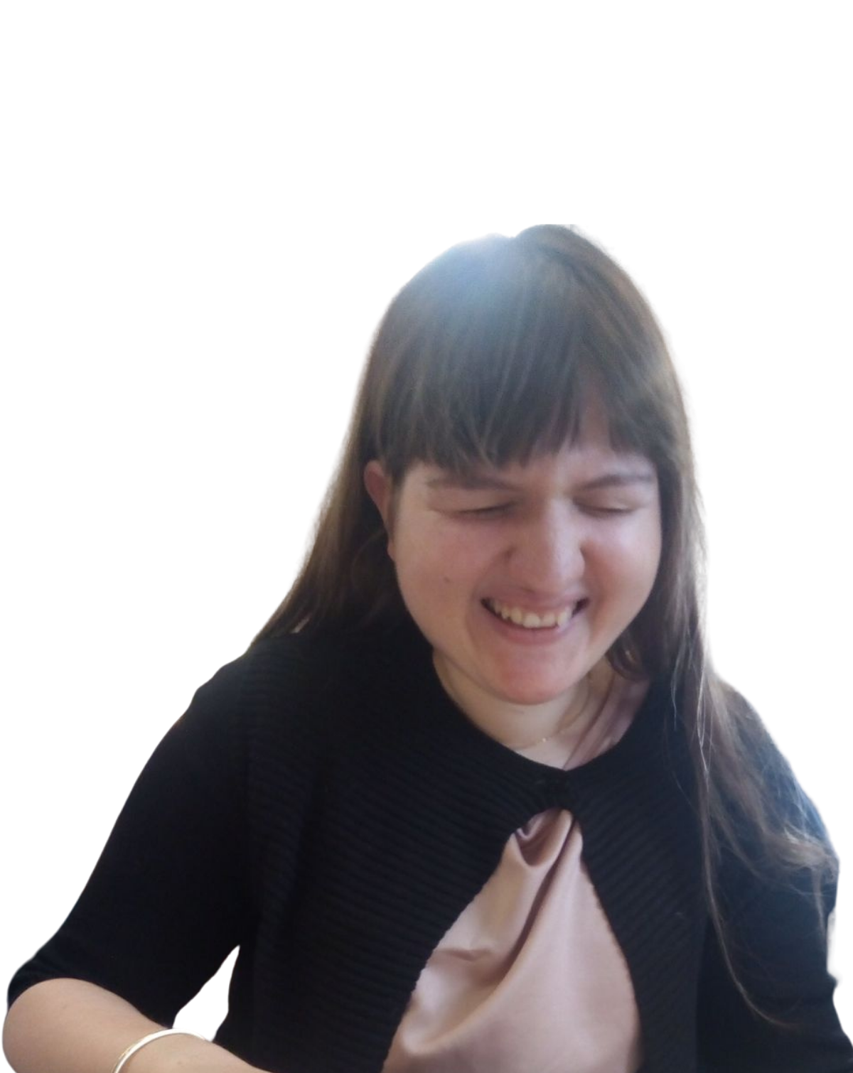 Immagine senza sfondo di Giona, ritratta sorridente mentre sfoglia un libro.