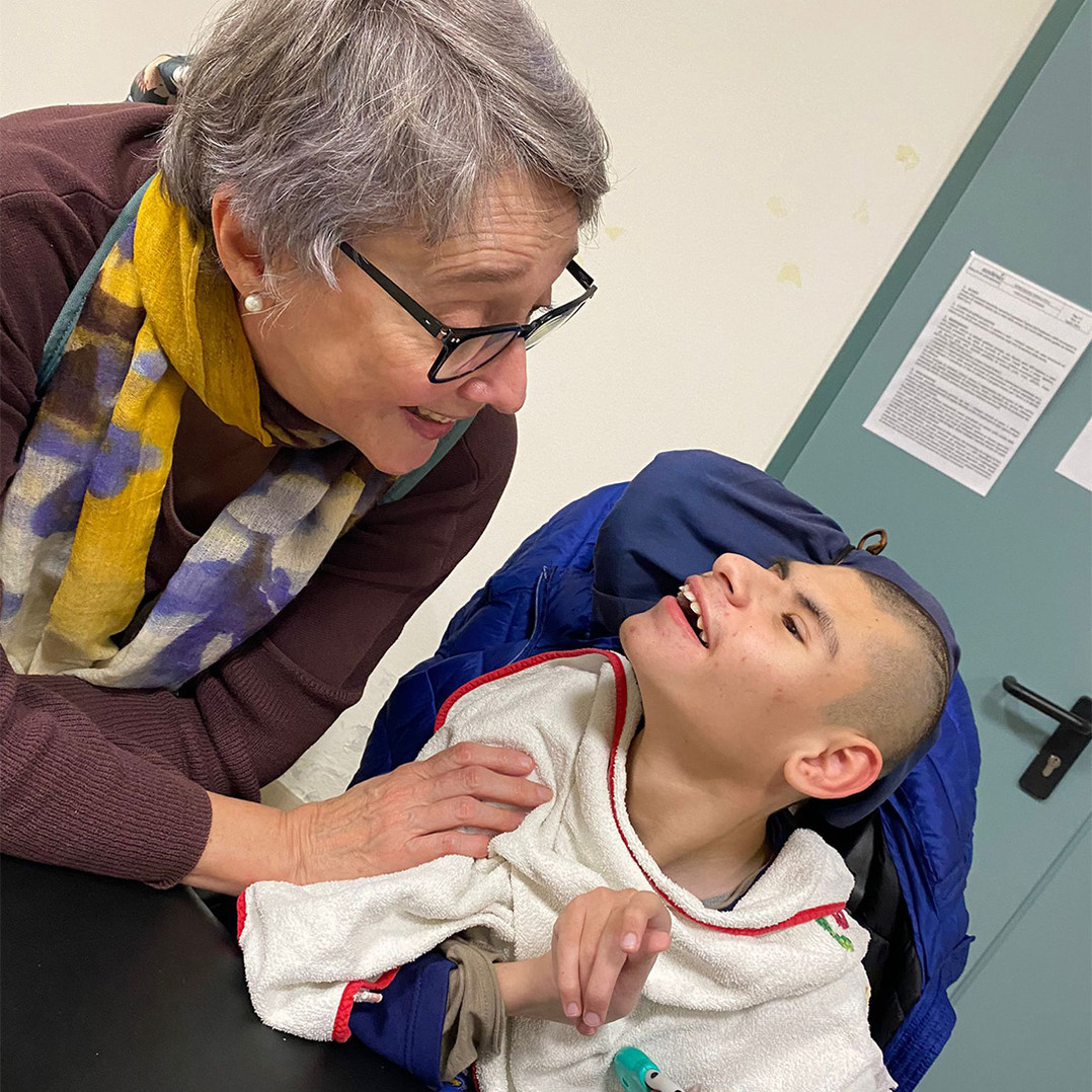 Francesca, volontaria del Centro di Modena, insieme ad bambino seguito dalla Lega del Filo d'Oro sorrido insieme